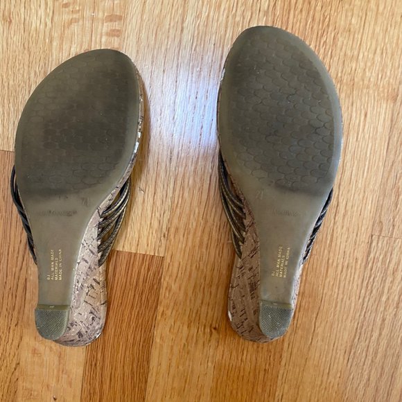 Gold and tan cork wedge sandals - Picture 3 of 3